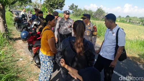 Polres Klungkung mendatangi lokasi pencurian di jalan raya Pantai Klotok, Desa Tojan, Klungkung, Bali, Selasa (7/7/2026).