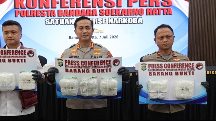 Polresta Bandara Soekarno-Hatta (Soetta) menangkap wanita berinisial RSY. Polisi menyita narkotika jenis sabu seberat 8.369 gram (8,3 kg) senilai Rp 10 miliar. (Dok. Istimewa)