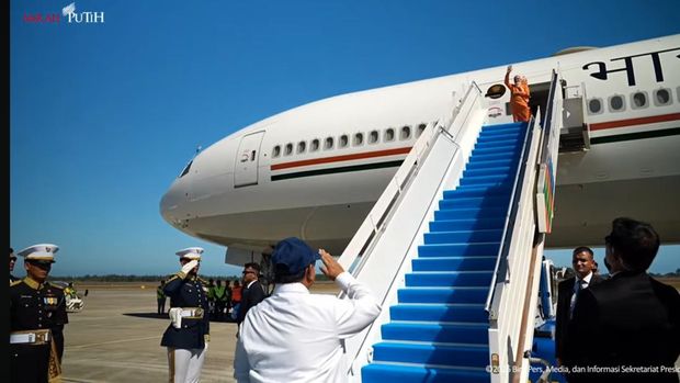Prabowo Antar Kepulangan PM Modi di Bandara YIA Prabowo Antar Kepulangan PM Modi di Bandara YIA
