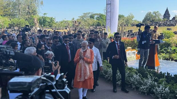Prabowo-PM India Sapa Warga dan Layani Ajakan Selfie Usai Kunjungi Prambanan