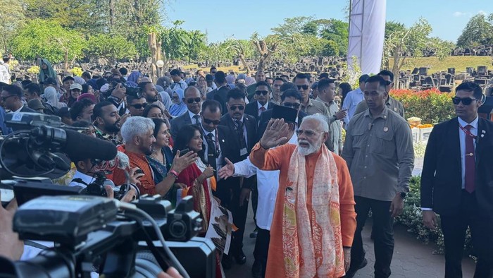Prabowo-PM India Sapa Warga dan Layani Ajakan Selfie Usai Kunjungi Prambanan
