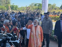 Prabowo-PM India Sapa Warga dan Layani Ajakan Selfie Usai Kunjungi Prambanan