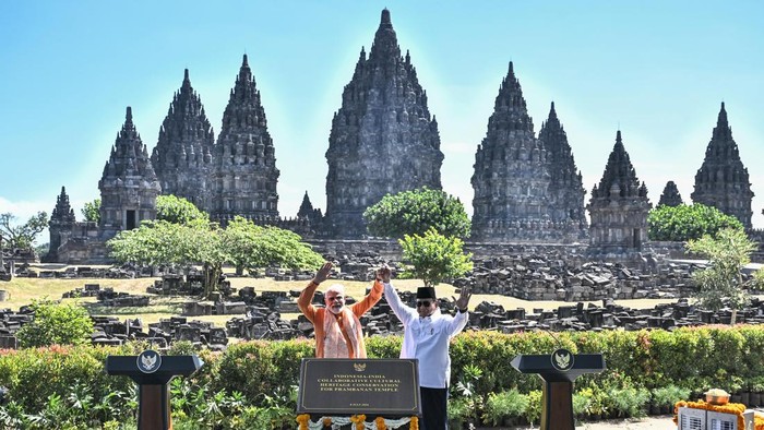 Presiden Prabowo Subianto (kanan) berfoto bersama Perdana Menteri (PM) India Narendra Modi (kiri) usai meresmikan kerja sama konservasi dan restorasi warisan budaya di Candi Prambanan, Sleman, DI Yogyakarta, Rabu (8/7/2026). Kunjungan Presiden Prabowo dan PM India Narendra Modi itu untuk melihat serta menindaklanjuti kerja sama restorasi dan konservasi Kompleks Candi Prambanan. ANTARA FOTO/Bayu Pratama S/sth/wsj.