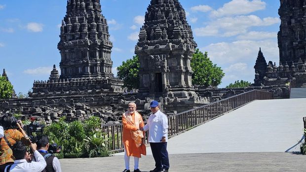 Presiden Prabowo Subianto dan Perdana Menteri India Narendra Modi mengunjungi Situs Candi Prambanan, Rabu (8/7/2027). (CNBC Indonesia/Emir Yanwardhana)