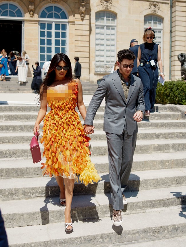 Sejak tiba di venue, keduanya terlihat lengket dan mesra. Nick menuntun sang istri berjalan sambil bergandengan tangan. Ia juga tak melepas rangkulannya dari pinggang Priyanka saat berpose di black carpet. Foto: Getty Images