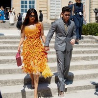 Sejak tiba di venue, keduanya terlihat lengket dan mesra. Nick menuntun sang istri berjalan sambil bergandengan tangan. Ia juga tak melepas rangkulannya dari pinggang Priyanka saat berpose di black carpet. Foto: Getty Images