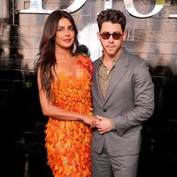 Pasangan artis Hollywood, Priyanka Chopra dan Nick Jonas menuai sorotan usai tampil bersama sebagai tamu undangan peragaan busana Dior Haute Couture di Paris. Foto: Getty Images