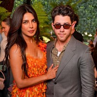 Di tengah acara, netizen menangkap momen gemas saat Priyanka mengenalkan suaminya Nick kepada personel SEVENTEEN, Mingyu. Foto: Getty Images