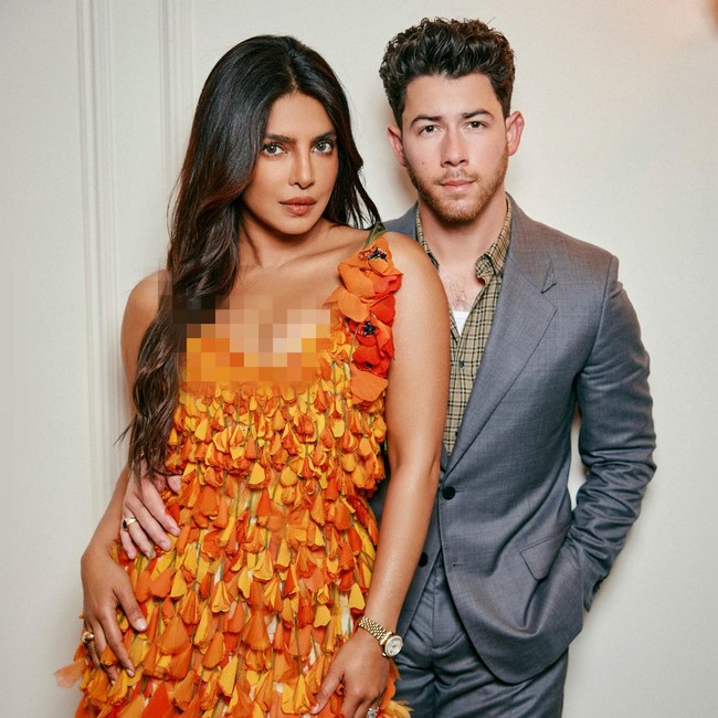 Potret Pasutri Priyanka Chopra-Nick Jonas Tampil Mesra di Fashion Show Dior