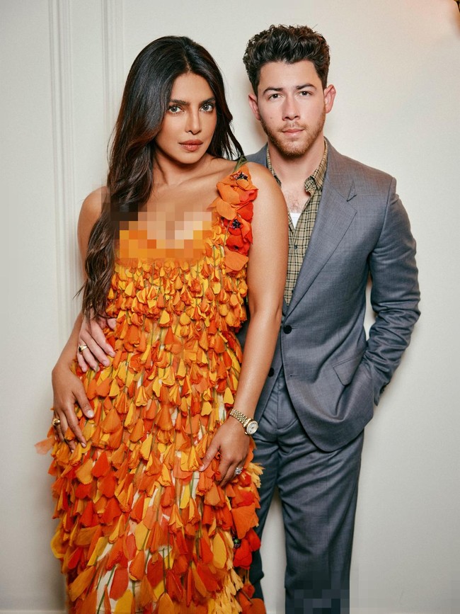 Potret Pasutri Priyanka Chopra-Nick Jonas Tampil Mesra di Fashion Show Dior