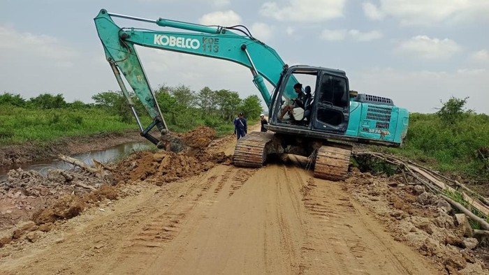 Proses perbaikan jalan penghubung Muratara-Mura