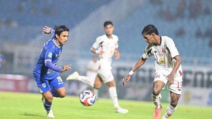 Pemain PSIS Semarang, Thaufan Hidayat, saat tampil dalam laga Championship 2025/2026.