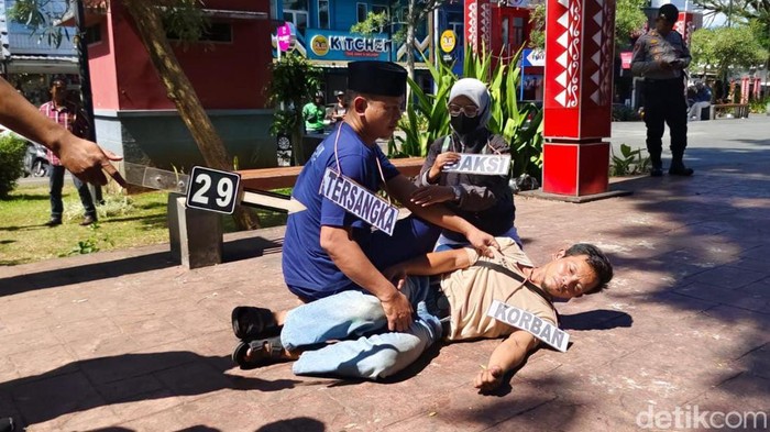 Rekonstruksi penganiayaan maut di Kuningan