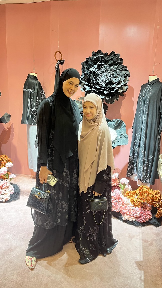 Paula Verhoeven tampak hadir dalam peluncurkan koleksi terbaru Smara, The Black Series milik brand RiaMiranda. Paula tampil mengenakan dress bersiluet A-line dengan detail motif floral dari material tapestry viscose premium serba hitam. Ia mengenakan hijab pashmina hitam instan yang dililit rapi di leher. Foto: Dok. Gresnia/Wolipop.