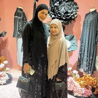 Paula Verhoeven tampak hadir dalam peluncurkan koleksi terbaru Smara, The Black Series milik brand RiaMiranda. Paula tampil mengenakan dress bersiluet A-line dengan detail motif floral dari material tapestry viscose premium serba hitam. Ia mengenakan hijab pashmina hitam instan yang dililit rapi di leher. Foto: Dok. Gresnia/Wolipop.