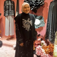 Dobrak Tradisi Warna Pastel, Ria Miranda Luncurkan Koleksi Serba Hitam