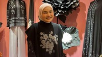 Dobrak Tradisi Warna Pastel, Ria Miranda Luncurkan Koleksi Serba Hitam