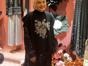 Dobrak Tradisi Warna Pastel, Ria Miranda Luncurkan Koleksi Serba Hitam