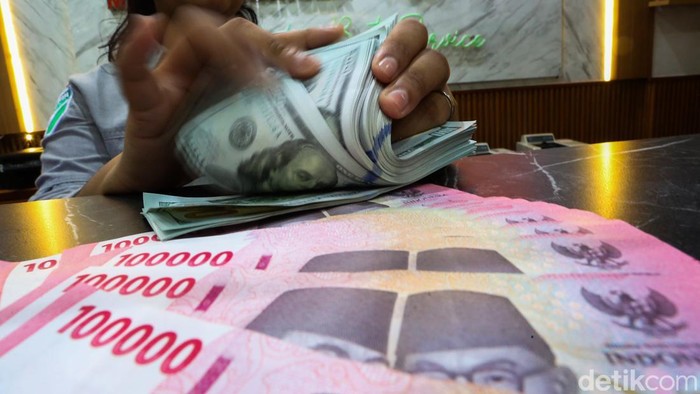 Nilai tukar rupiah kembali berada di bawah tekanan terhadap dolar Amerika Serikat (AS) pada perdagangan Rabu (8/7/2026). Penguatan mata uang Negeri Paman Sam membuat kurs dolar AS kembali bertengger di level psikologis Rp18.000 per dolar AS.