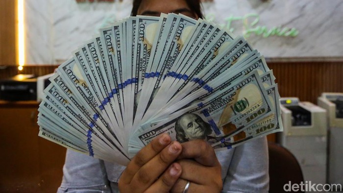 Nilai tukar rupiah kembali berada di bawah tekanan terhadap dolar Amerika Serikat (AS) pada perdagangan Rabu (8/7/2026). Penguatan mata uang Negeri Paman Sam membuat kurs dolar AS kembali bertengger di level psikologis Rp18.000 per dolar AS.
