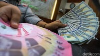 Nilai tukar rupiah kembali berada di bawah tekanan terhadap dolar Amerika Serikat (AS) pada perdagangan Rabu (8/7/2026). Berdasarkan data Bloomberg hingga pukul 11.32 WIB, dolar AS menguat sekitar 0,14 persen ke posisi Rp18.005 per dolar AS. Angka tersebut lebih tinggi dibandingkan penutupan perdagangan sehari sebelumnya yang berada di kisaran Rp17.995 per dolar AS.