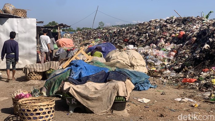 Foto : Ratusan ton sampah menggunung di Pasar Gunungsari, Rabu (8/7/2026). (M. Zahiruddin/detikBali)