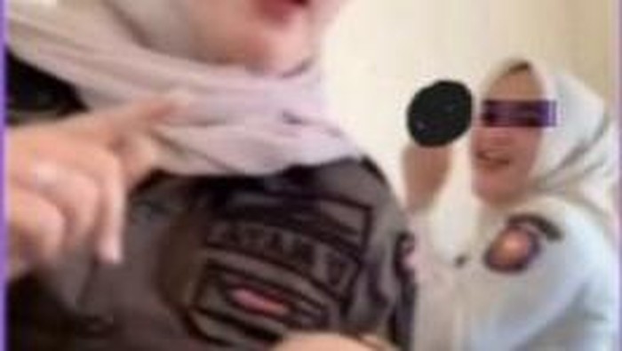Tangkapan layar anggota Satpol PP Bireuen joget acungkan jari tengah. (dok. Istimewa/Media Sosial)