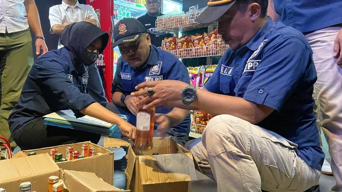 Satpol PP Razia tempat hiburan malam di Jalan Merdeka Bogor.