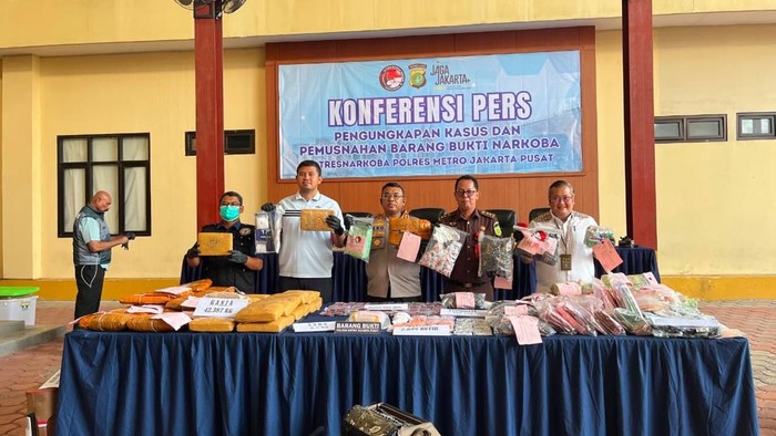 Satres Narkoba Polres Metro Jakarta Pusat mengungkap 12 kasus peredaran narkotika dan delapan kasus obat keras selama Juni 2026. (dok istimewa)