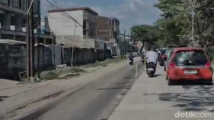 Satu lajur Jalan Aeropala-Hertasning Makassar kini bisa dilalui kendaraan.