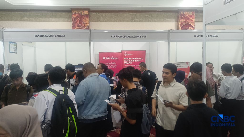 Sejumlah pencari kerja (pencaker) memenuhi Jakarta Selatan Career Fest & Bazaar 2026 di di Gedung Nyi Ageng Serang, Setiabudi, Jakarta, Rabu (8/7/2026). Sejumlah pencari kerja (pencaker) memenuhi Jakarta Selatan Career Fest & Bazaar 2026 di di Gedung Nyi Ageng Serang, Setiabudi, Jakarta, Rabu (8/7/2026). (CNBC Indonesia/Ferry Sandi)