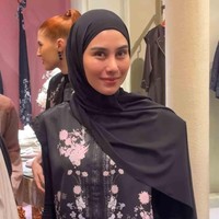 Syahnaz Sadiqah tampil dalam balutan hijab pashmina hitam yang disampirkan anggun ke bahu untuk melengkapi busana berbahan grove twill premium. Gaya hijab simple ini berpadu dengan atasan berkancing depan yang dipercantik detail bordir floral bernuansa merah muda serta aksen tali pita samping yang manis. Foto: Dok. Gresnia/Wolipop.