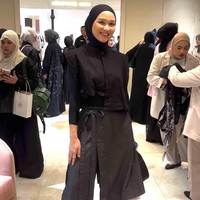 Putri kedua Indro Warkop, Satya Paramita Hada Dwinita atau Hada Kusumonegoro, tampil mencuri perhatian dengan gaya hijab lilit serba hitam bergaya clean look. Penampilan minimalis tersebut berpadu sempurna dengan padanan busana kontemporer berupa rompi hitam pendek, baju manset ketat, serta celana berpotongan longgar dengan aksen lilitan kain abu-abu gelap. Foto: Dok. Gresnia/Wolipop.