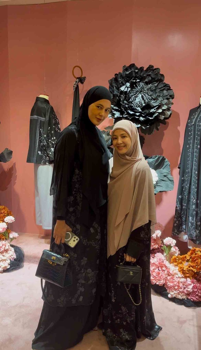Sementara itu, Natasha Rizky terlihat feminin dan anggun dengan gaya hijab syari bermodel layered dalam nuansa warna nude. Ia memadukan hijab dengan dress hitam. Foto: Dok. Gresnia/Wolipop.