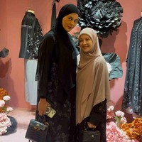 Sementara itu, Natasha Rizky terlihat feminin dan anggun dengan gaya hijab syari bermodel layered dalam nuansa warna nude. Ia memadukan hijab dengan dress hitam. Foto: Dok. Gresnia/Wolipop.