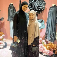 8 Gaya Serba Hitam Paula Verhoeven hingga Natasha Rizky, Siapa Paling Stylish?