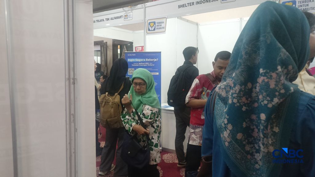 Seorang ibu menemani anaknya dalam mencari pekerjaan di Job Fair yang berlangsung di Kuningan, Jakarta Selatan, Rabu (8/7/2026). Seorang ibu menemani anaknya dalam mencari pekerjaan di Job Fair yang berlangsung di Kuningan, Jakarta Selatan, Rabu (8/7/2026). (CNBC Indonesia/Ferry Sandi)