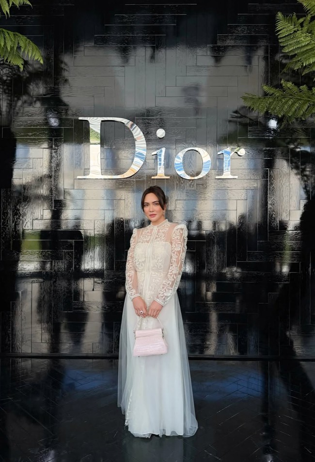 Shandy Aulia tampil memukau saat menghadiri acara Dior Haute Couture di Paris. Bergaya klasik elegan, ibu satu anak itu memilih dress panjang warna putih gading dengan siluet A-line. Foto: Instagram/@shandyaulia