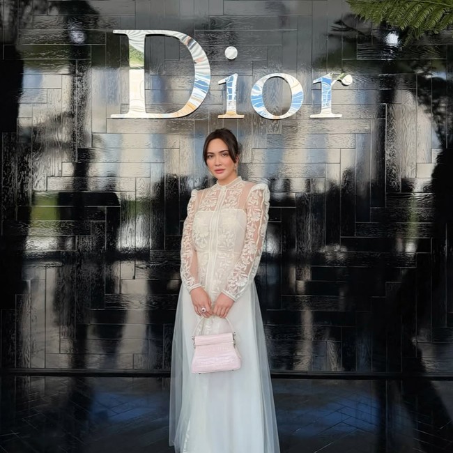 Gaya Klasik Shandy Aulia di Dior Haute Couture Paris, Pose Bareng Han So Hee