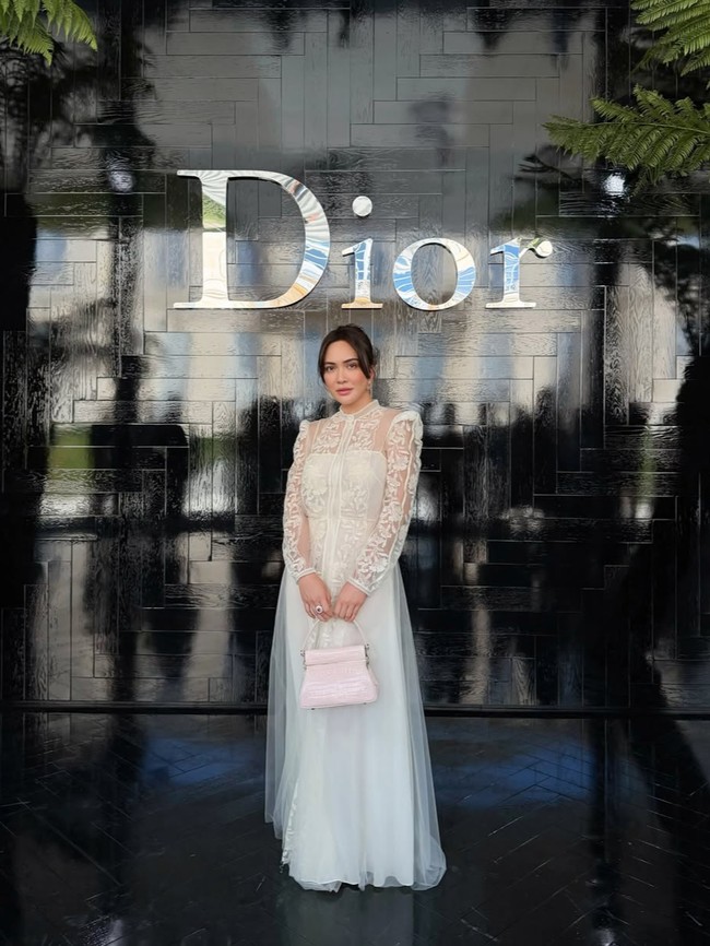 Gaya Klasik Shandy Aulia di Dior Haute Couture Paris, Pose Bareng Han So Hee