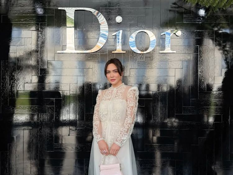 Gaya Klasik Shandy Aulia di Dior Haute Couture Paris, Pose Bareng Han So Hee