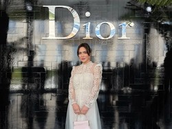 Gaya Klasik Shandy Aulia di Dior Haute Couture Paris, Pose Bareng Han So Hee