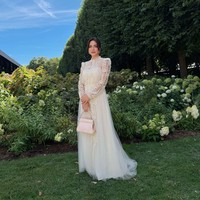 Dress yang dikenakan Shandy memiliki siluet yang jatuh lembut hingga mata kaki, menciptakan kesan anggun dan timeless. Bagian atas gaun dipenuhi detail bordir floral dan lace transparan pada dada, bahu, serta lengan panjang. Foto: Instagram/@shandyaulia