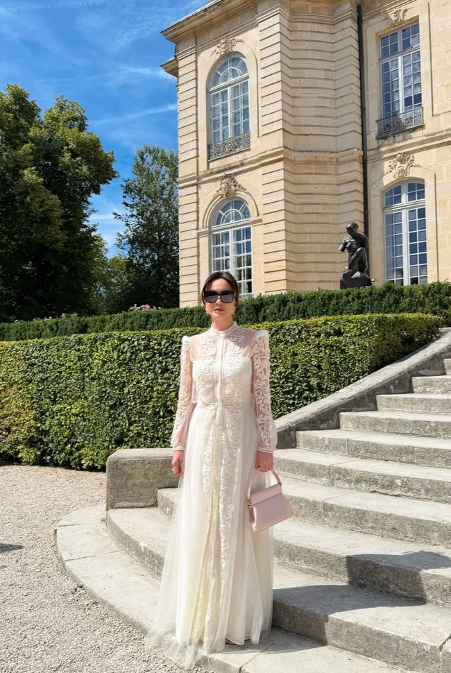 Potongan kerah high neckline membuat penampilan Shandy terlihat klasik dan elegan. Bagian pinggangnya dibuat pas badan, sementara roknya menggunakan lapisan tulle yang memberi efek flowy. Foto: Instagram/@shandyaulia