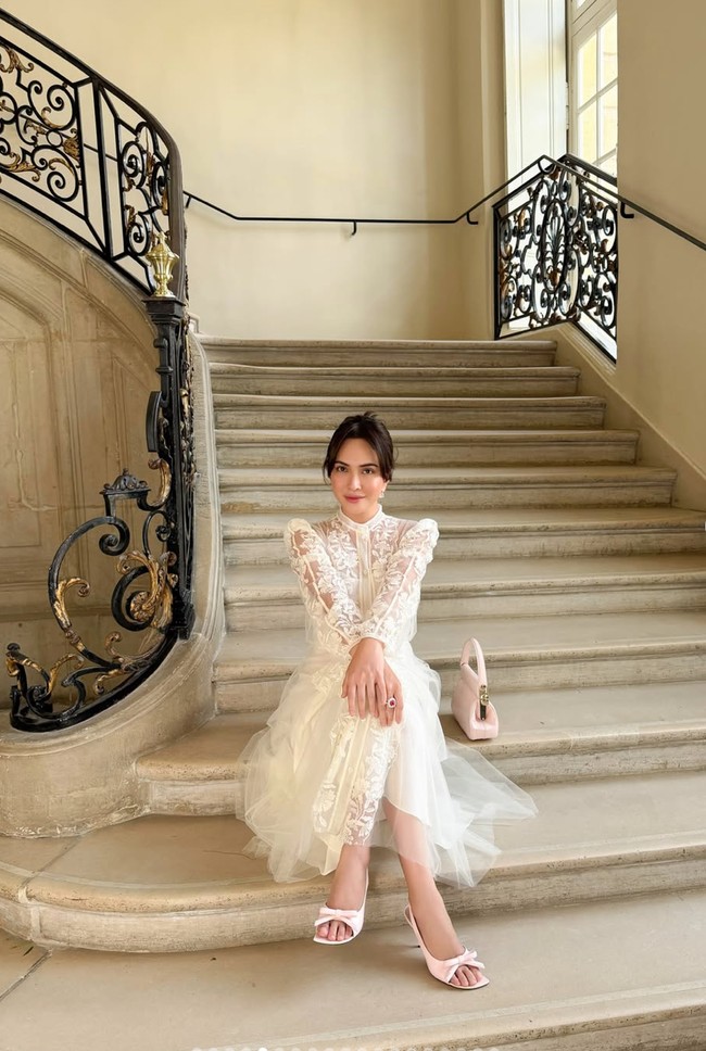 Melengkapi penampilannya, wanita 39 tahun itu memilih mengenakan heels dan tas mini berwarna soft pink. Diketahui heels yang dikenakannya itu juga berasal dari merekk Dior, harganya capai Rp 22 juta. Foto: Instagram/@shandyaulia