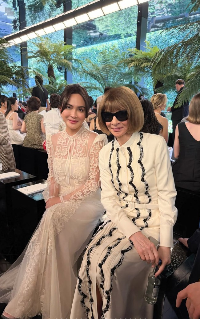 Shandy juga tampak berpose bersama para bintang dunia, salah satunya ikon mode Inggris-Amerika, Anna Wintour.  Foto: Instagram/@shandyaulia