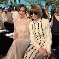 Shandy juga tampak berpose bersama para bintang dunia, salah satunya ikon mode Inggris-Amerika, Anna Wintour.  Foto: Instagram/@shandyaulia