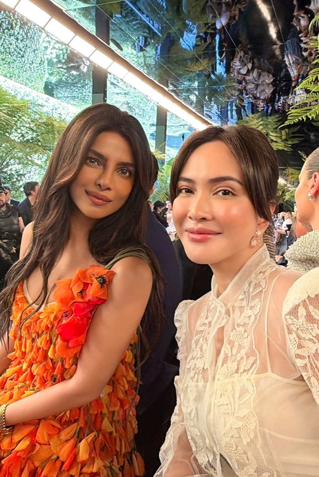 Shandy juga memamerkan fotonya bersama Priyanka Chopra. Terlihat Priyanka yang mengenakan dress sleeveless dengan detail bunga-bunga 3D berwarna oranye. Foto: Instagram/@shandyaulia