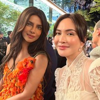 Shandy juga memamerkan fotonya bersama Priyanka Chopra. Terlihat Priyanka yang mengenakan dress sleeveless dengan detail bunga-bunga 3D berwarna oranye. Foto: Instagram/@shandyaulia