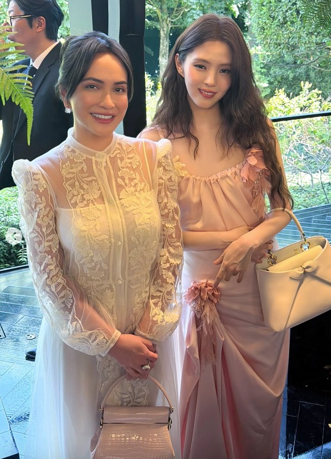 Shandy juga sempat berfoto dengan aktris ternama asal Korea Selatan, Han So Hee. Keduanya berpose berdiri sebelahan sambil tersenyum ke arah kamera. Foto: Instagram/@shandyaulia